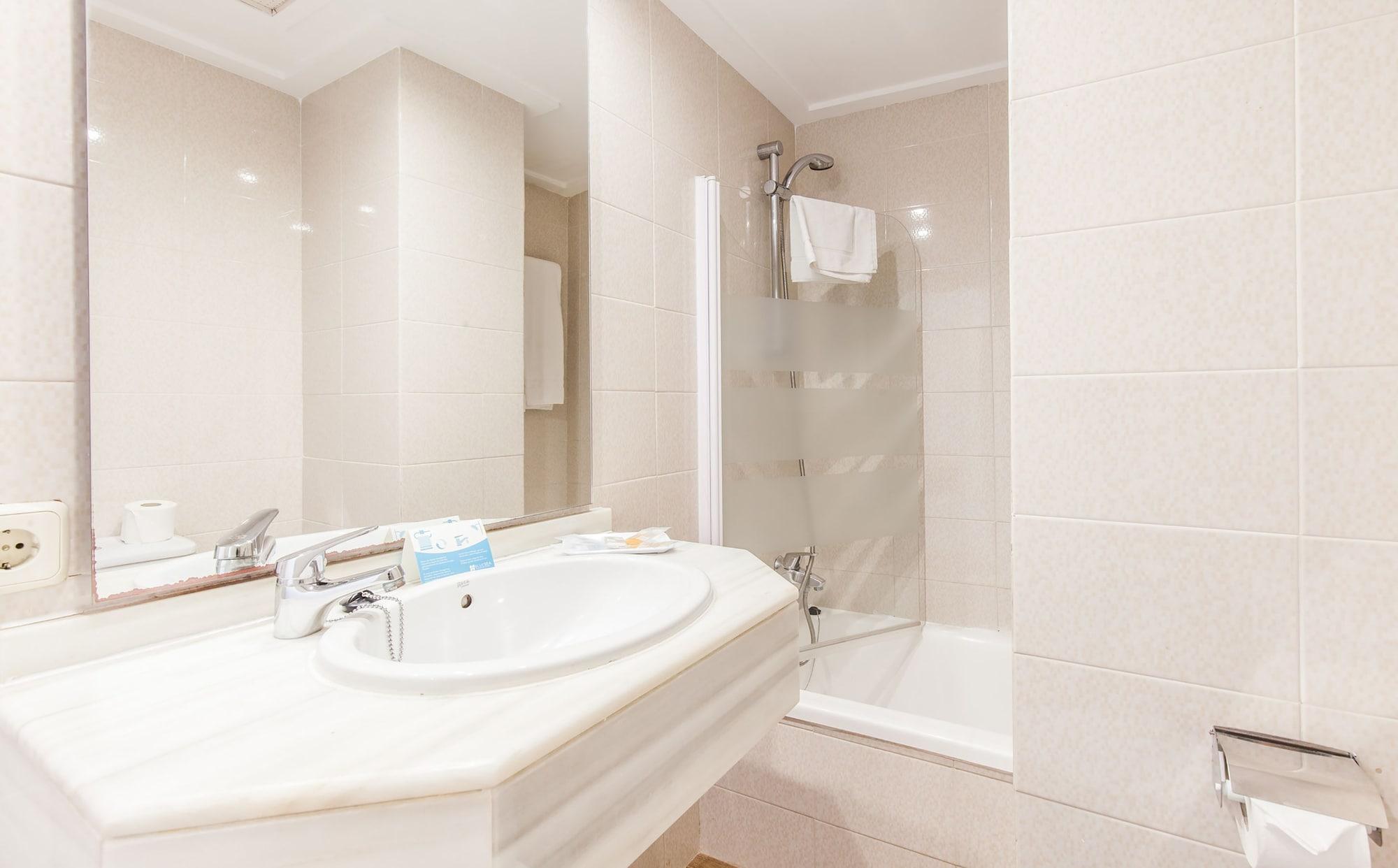 Bluesea Cala Millor Hotel กาลามิยอร์ ภายนอก รูปภาพ